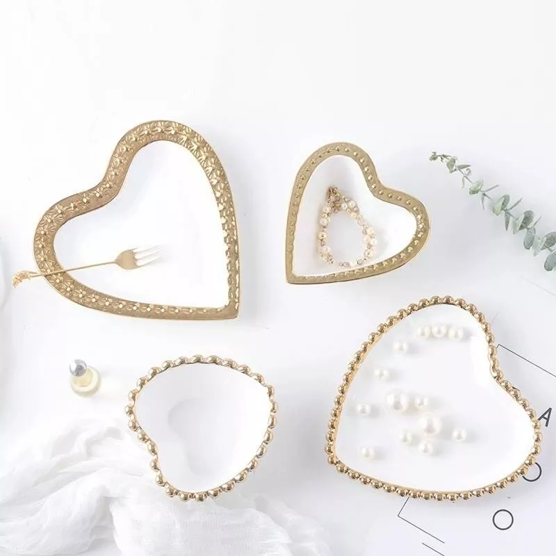 Small Heart Shape Relief Porcelain Plate Bowl Handpainted Saucer Ceramic Jewelry Dish Decorative Table Decoration Weding Gift Small Heart Shape Relief Porcelain Plate Bowl Handpainted Saucer Ceramic Jewelry Dish Decorative Table Decoration Weding Gift