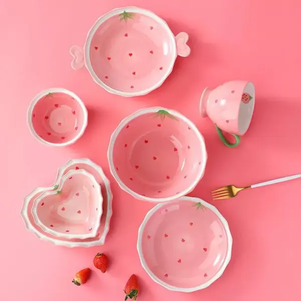 96461-3ac1fa.webp Charming Heart-Shaped Strawberry Ceramic Bowl