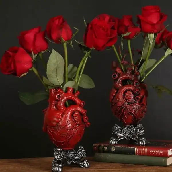 96490-eef842.webp Chic Resin Heart-Shaped Vase