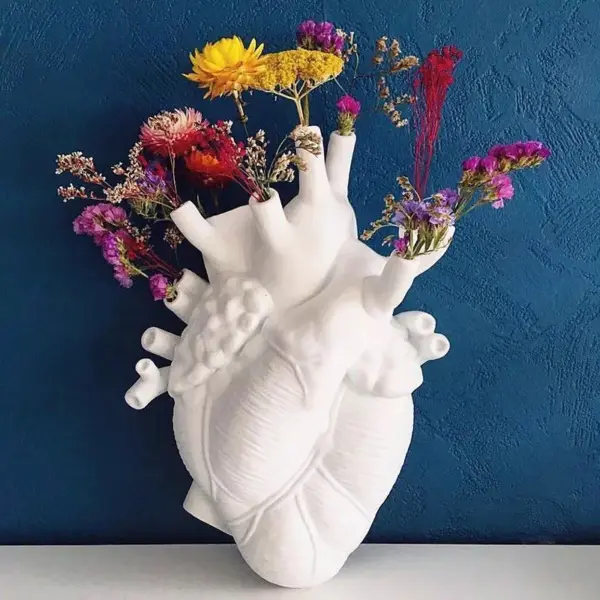 96491-3aaadb.webp Heart-Shaped Anatomical Resin Vase