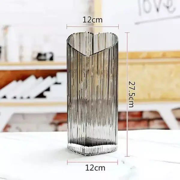 96493-12e366.webp Modern Heart-Shaped Glass Vase