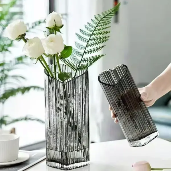 96493-755649.webp Modern Heart-Shaped Glass Vase