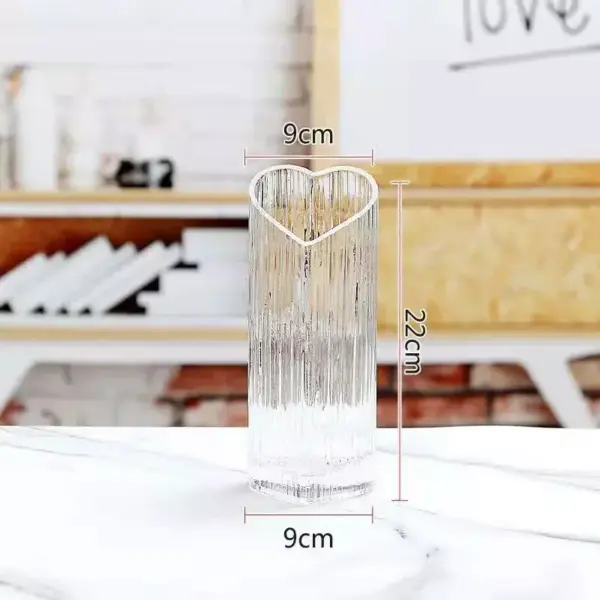 96493-b7f1ff.webp Modern Heart-Shaped Glass Vase