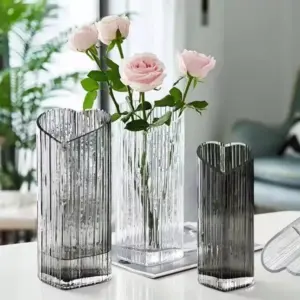 96493-cea892.webp Modern Heart-Shaped Glass Vase