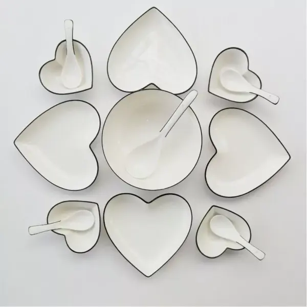 96814-58a6fd.webp Chic Heart-Shaped Ceramic Plate