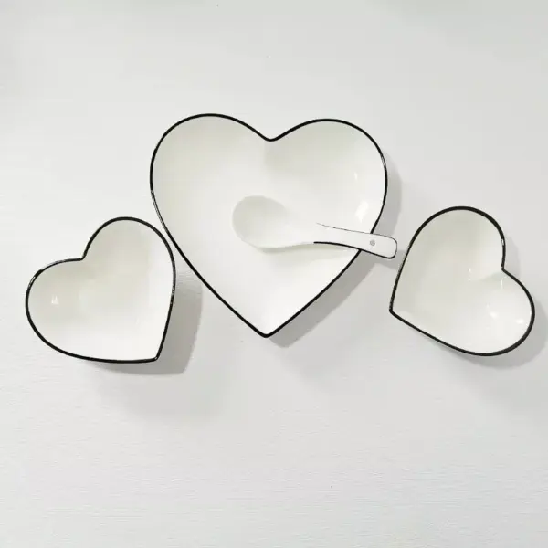 96814-7c2dda.webp Chic Heart-Shaped Ceramic Plate