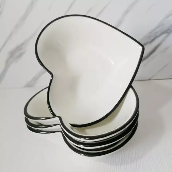 96814-d7ec84.webp Chic Heart-Shaped Ceramic Plate