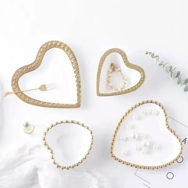 96901-cce6d7.webp Heart-Shaped Porcelain Decorative Dish