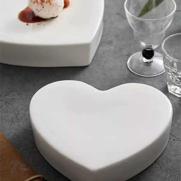 96904-36ce1a.webp Heart-Shaped Ceramic Dining Plate
