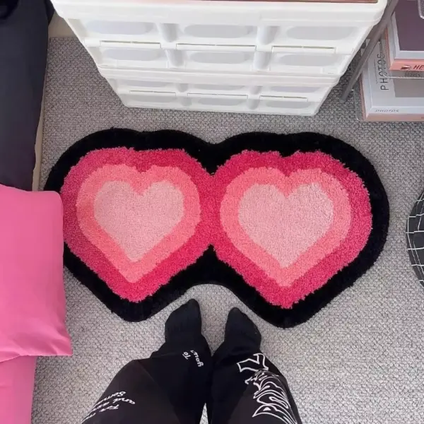 97331-32a5a1.webp Heart-Shaped Tufted Rug