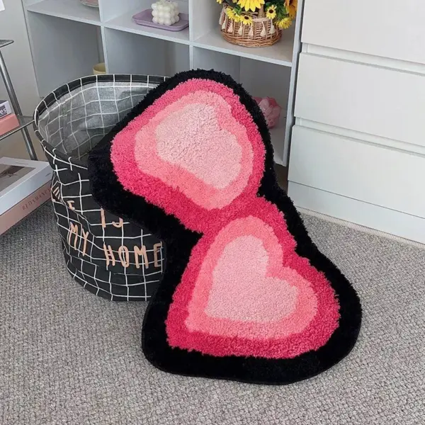 97331-352c3c.webp Heart-Shaped Tufted Rug