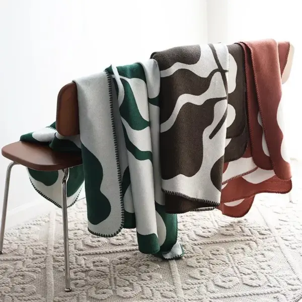 107061-12deda.webp Luxurious Nordic Floral Jacquard Throw Blanket