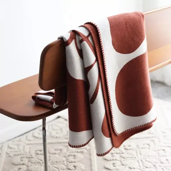 107061-73e399.webp Luxurious Nordic Floral Jacquard Throw Blanket